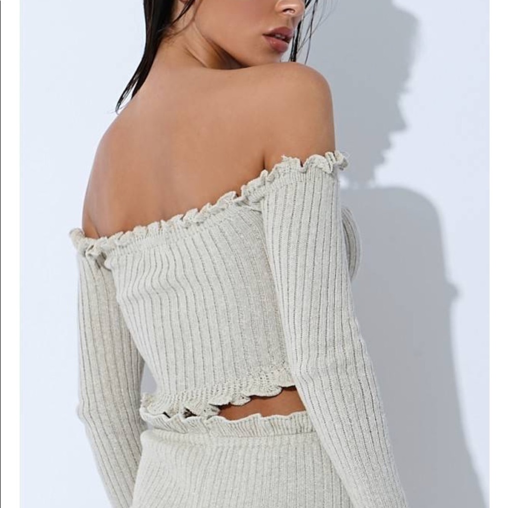 In The Style Stone Ribbed Ruffle Long Sleeved Crop - Picture 3 of 5